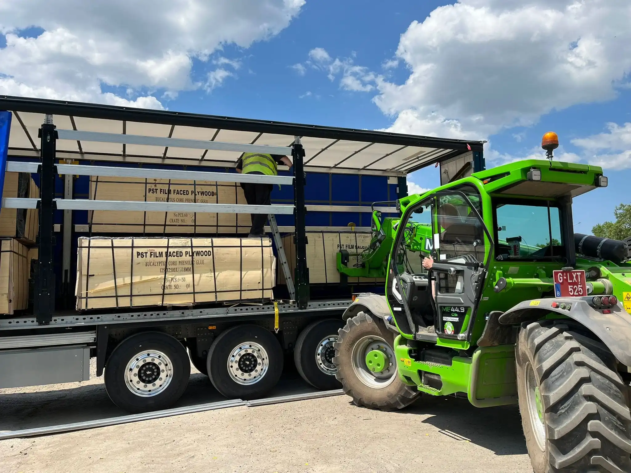 Chargement de panneaux OSB marqués 