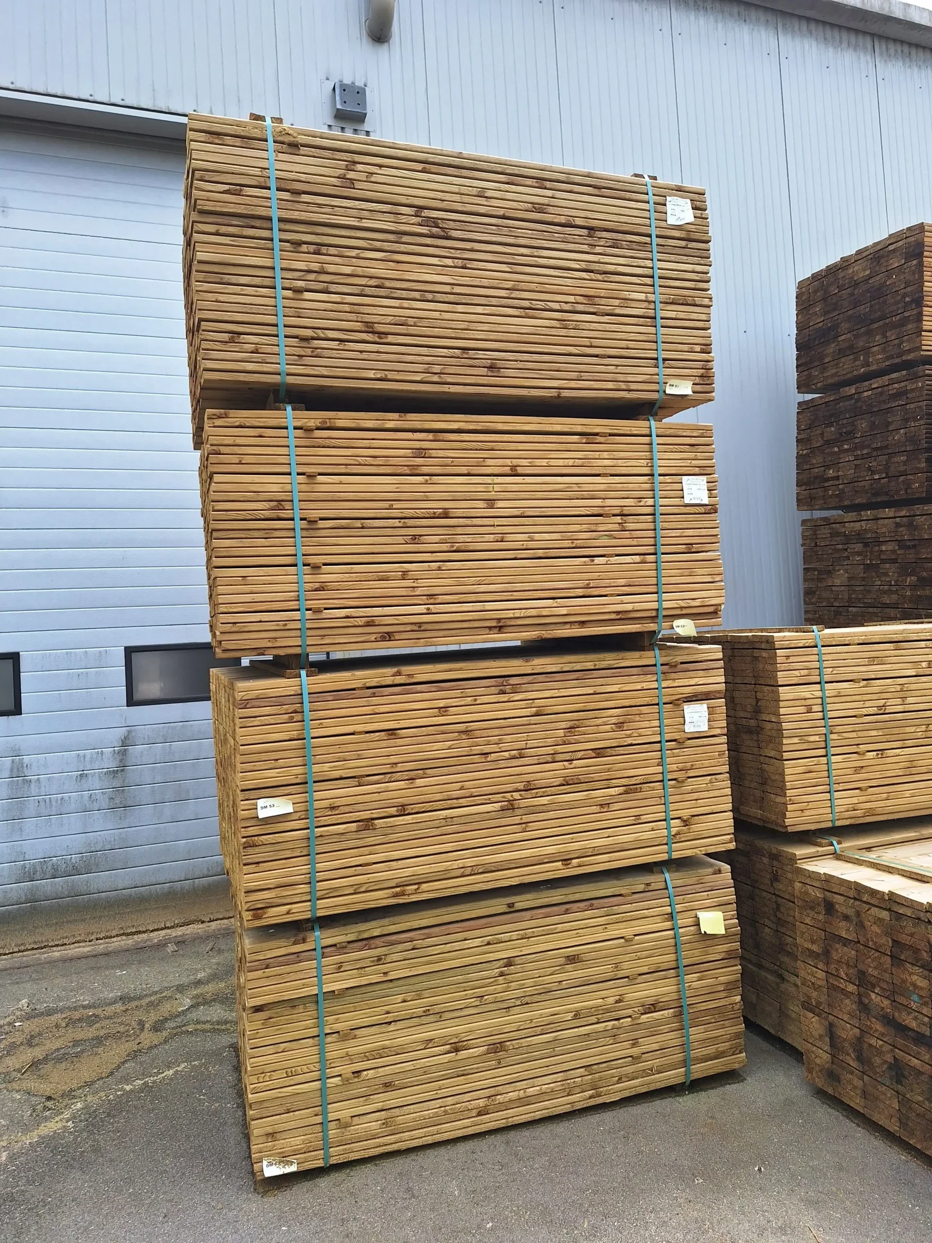 Stockage de planches en bois