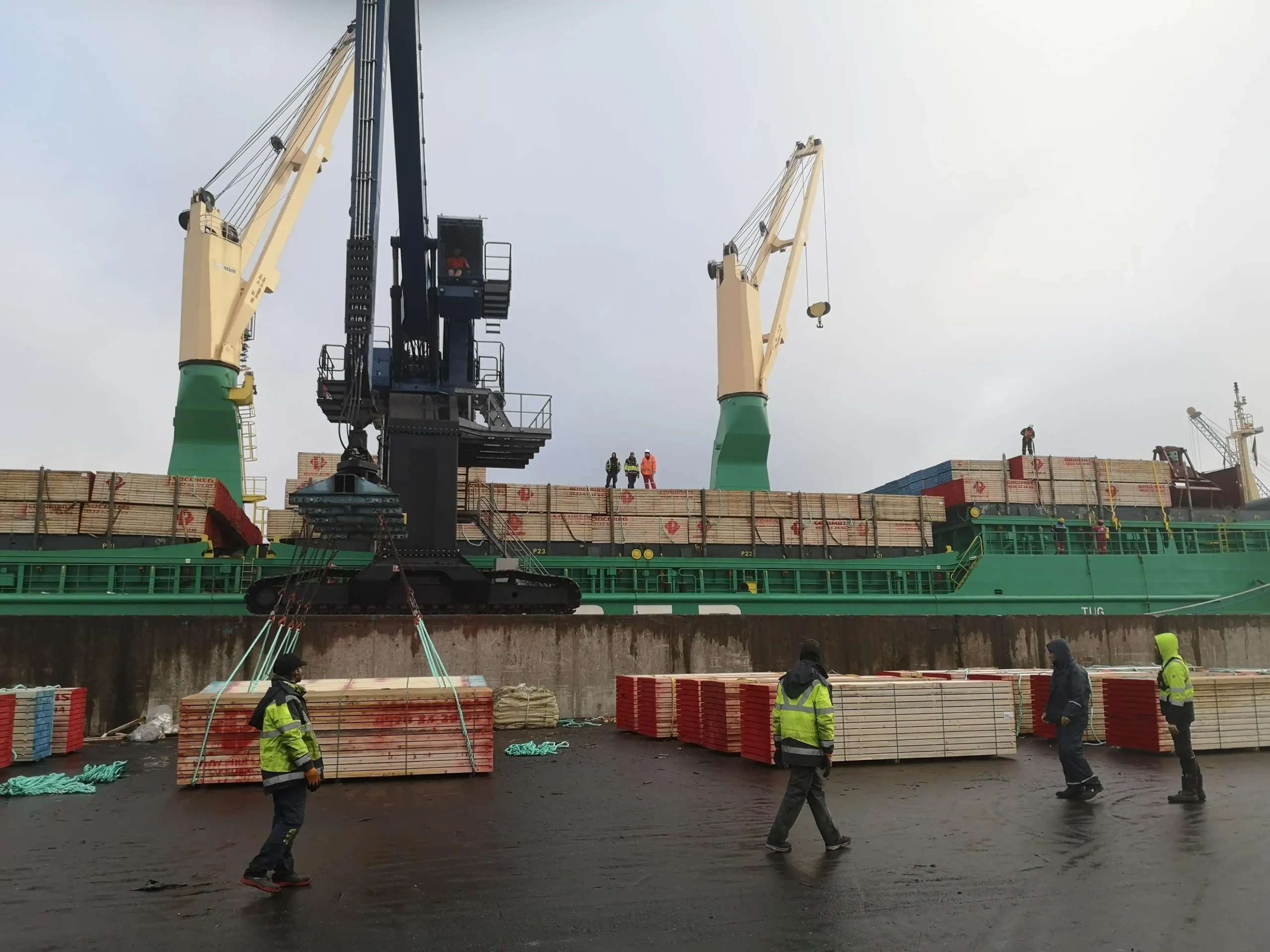 Matériaux en bois chargés sur un navire pour l'exportation, une opération organisée par PéSim.