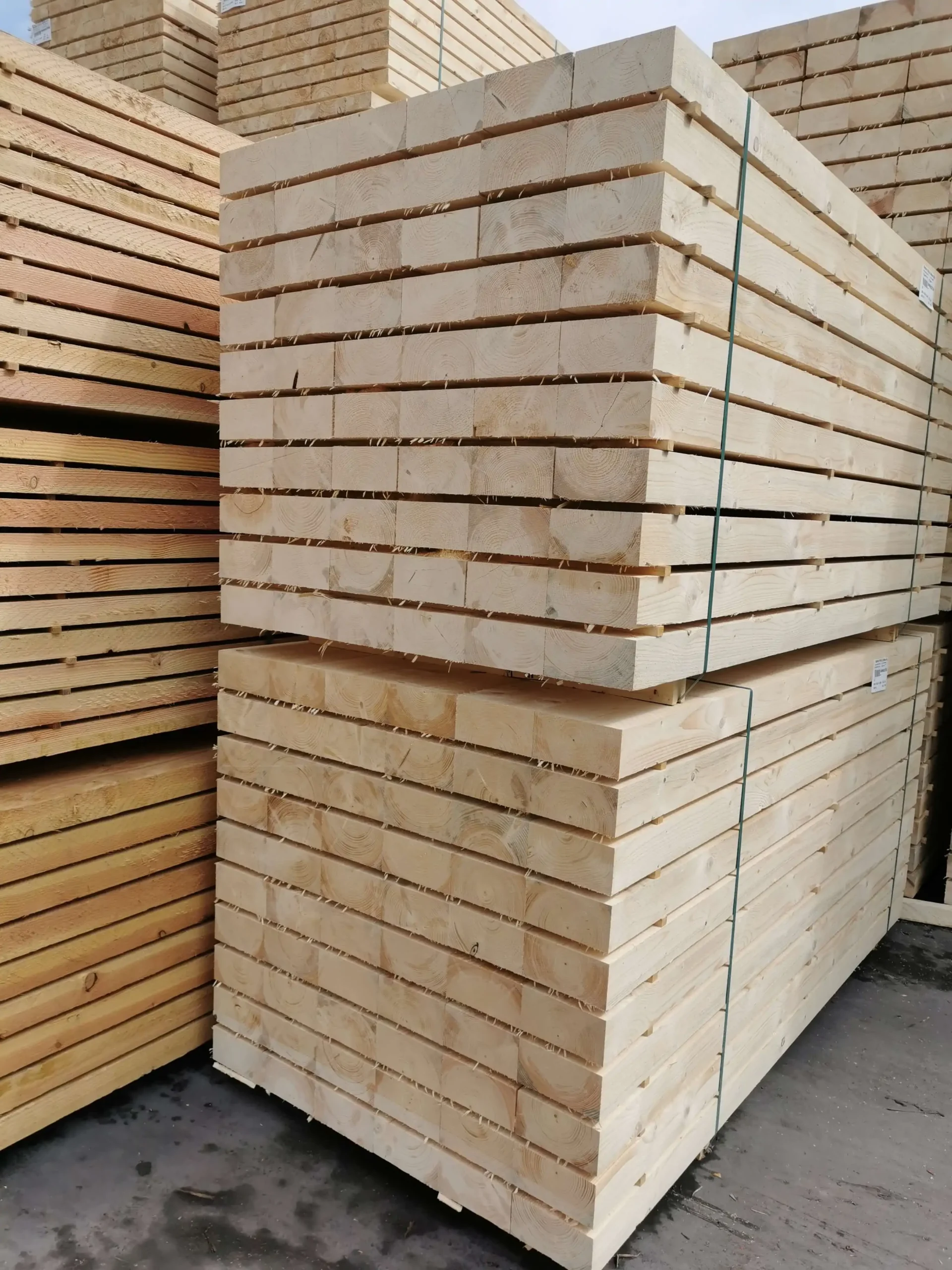 Importation et distribution de bois par PéSim, piles de planches de bois entreposées.