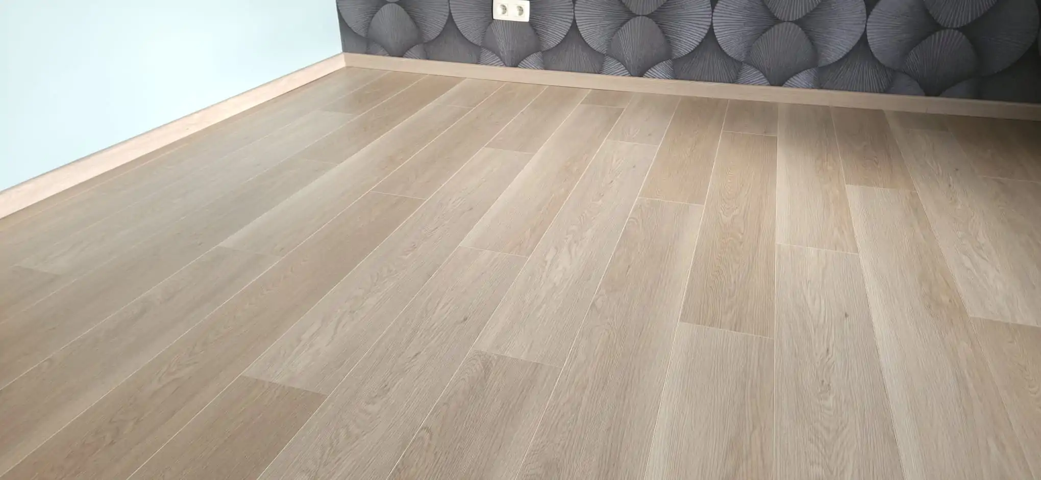 Mise en situation du sol vynile NOEVA posé dans une chambre à coucher